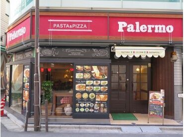 \ホールスタッフ大募集/
ランチ・ディナーの時間帯、
ご希望のシフトで勤務可能です♪
WワークOK!短時間・扶養内勤務も可能◎