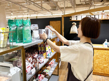 <服装・髪型自由>私服＋オリジナルのエプロンでお仕事★お店で扱うアクセサリーとも、コーディネートで楽しめます。