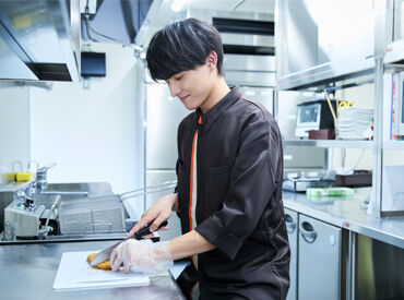 ◆リゾート感あふれるカラオケ店◆
オシャレさ・清潔感ともに◎
メイン清掃は業者が行うので
いつも快適に働けますよ♪