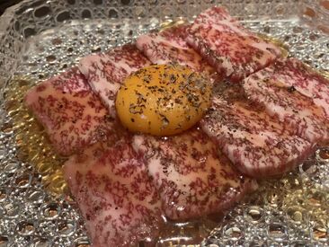 ＼大学生歓迎！／
おしゃれな焼肉店で働こう♪
1日2時間～OKなので
大学生やWワークの方も働きやすい◎