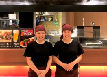 ごっつええ本舗　横浜ワールドポーターズ店 シンプルなカウンター越しでの接客です♪
履歴書不要⇒手ぶらで面接へGO！
「明日面接だ…急いで書かなきゃ!!」なんて心配ナシ★