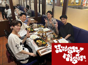 ハングリータイガー　トレッサ横浜店 月1回スタッフ特典でハンバーグが無料♪
写真は試食会の時のスタッフの様子です！
みんなで食べるハンバーグは絶品ですよ◎