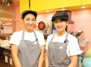 デコラクリーマリー ダイバーシティ東京プラザ店 商品をお渡しするとどのお客様も笑顔に♪
その様子にこちらもニッコリ☆彡
外国人のお客様も多数来店！