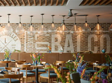 LOSANGELES BALCONY Terrace Restaurant & Moon Bar 「ありがとう」や「さっきの対応よかったよ！」etc.
チームワークの良さがジマン。だから、忙しい時でも楽しく働けるんです♪