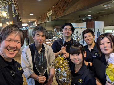 幅広い世代が活躍中◎
社員の方も年代が高い方から20代の方まで様々♪
和気あいあいとしてるのでなんでも聞いてくださいね！