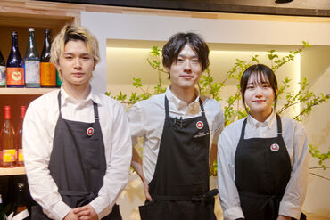 牛すじもつ鍋　シロクロナ　大名店 ※4/18 NEW OPEN 4月18日NEWオープン!!写真は系列店スタッフの写真です♪充実の好待遇がてんこもりッ!!ワイワイ楽しく稼ぎたい方必見の職場◎
