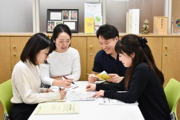 都営地下鉄の駅を中心に、
JRの駅も使えるためアクセスは良好。
繁華街からも遠くなく、
仕事終わりのショッピングにも◎