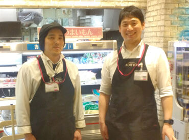 KOHYO阪急曽根店 アルバイトは総勢10名以上！
学生さんも主婦（夫）さんも活躍中です♪
オープンから15年以上働くスタッフもいます◎