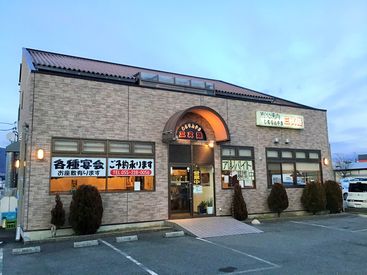 炭火焼肉 しちりんやき三叉路 ◇ サポート体制もバッチリ ◇
先輩STAFFがしっかりフォローするので
初めてお仕事する方も安心です◎