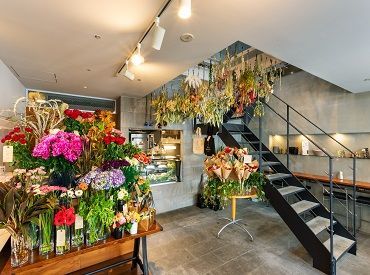 Cafeスタッフ お花屋さんと併設 大人気のcafeスタッフ募集 花 カフェ 駅チカの明るくオシャレなsns映えの店舗 Cafeスタッフ お花屋さんと併設 大人気のcafeスタッフ募集 花 カフェ 駅チカの明るくオシャレなsns映えの店舗
