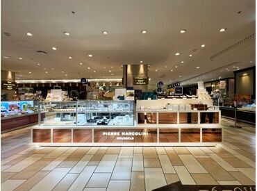 《PIERRE MARCOLINI で働こう！》
世界中のショコラファンに愛されている
“ピエールマルコリーニ”の高級チョコレート！