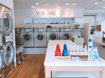 WASH&FOLD　新宿小滝橋店 白を基調とした清潔感ただようきれいな店内◎オシャレな環境で気分よく働けますよ♪