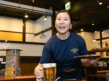 ＼いらっしゃいませ♪／
まずは笑顔でお客様をお出迎え☆
飲食バイトが初めての方も
当店で無理なくSTART★