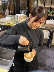 STAFFお揃いのエプロンはとってもオシャレ♪
美味しいコーヒーを入れるコツ教えちゃいますッ☆.｡*ﾟ