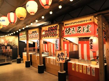 \毎年夏の期間限定OPEN/
会場は色とりどりの提灯やネオンで
まさに”お祭り”のキレイな装飾★
毎日ワクワクしながらお仕事♪