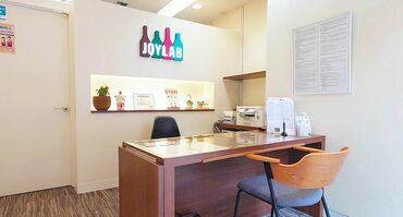 JOYLAB（ジョイラボ）六本木店　 髪色やネイルピアス自由◎
オシャレをしながら働けるのも嬉しいポイント！