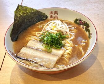 藤中　徳島本店 スープまで美味しい！藤中の中華そば！
無料でまかない食べれちゃいます♪
ピアス・ネイルOK！髪型・髪色は自由♪