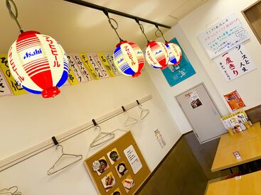 ＼髪型・髪色自由／
飲食店のため
清潔感のある範囲内であれば
自由にしていただけます！！