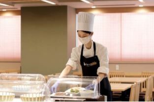 出島の湯 ドーミーイン長崎新地中華街 料理を盛り付けて
補充をしていく作業がメインです！
