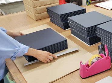 こちらは会社での作業の様子◎
七五三などで使用するアルバムの
≪台紙≫を作っている会社です♪