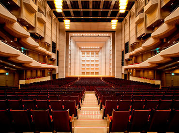 コンサートやバレエ、オペラなど、
多彩な演目が上演される
大規模シューボックス型ホールです。