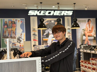 スケッチャーズ　ナゴヤドーム前店　 ≪未経験OK！≫
幅広い年齢層のお客様に接客ができて、
就活にも役立つ、”伝える”スキルが身に付きます＊