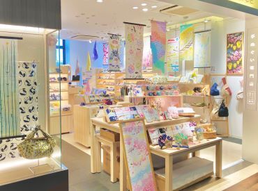 ジカンスタイル　ＫＩＴＴＥ大阪店　※2024年7月オープン予定 ジカンスタイルで働くと知らなかった日本の魅力に出会える♪
注染(ちゅうせん)手ぬぐいの魅力を、
一緒に広めていきましょう！