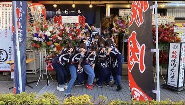 大阪焼肉ホルモンふたご 横浜駅西口店 『はみ出るカルビ』で有名な焼肉ふたごは
待遇もインパクト大!?
バイトデビューの方も大歓迎！