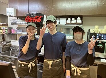 フレッシュネスバーガー芦屋店 ＼学生さんのバイトデビュー歓迎／
みんな初めは「？」だらけでした！
3ヶ月ほどあれば慣れてくるから安心してくださいね★