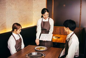 炭火焼肉ホルモンうしごろ　中目黒店　 うしごろ流の接客マナーや対人スキルが身につく！
＼気負わずにお仕事をスタート／
まずは先輩と一緒に慣れていこう♪