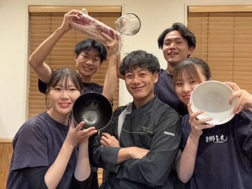 麺家 獅子丸（めんや ししまる） 店内は、カウンター12席・テーブル2席。
5人体制だから、ゆとりを持って働けます！
作業内容もシンプルで覚えやすい◎