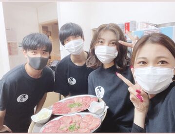 やきまる 岡崎北店※2025年6月1日NEWOPEN予定 勤務中でも髪色や髪型自由♪
ピアスやネイルもOKです！
おしゃれも楽しみながら働けるお店です◎