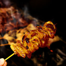 仕込みから串打ち、炭火での焼きまで、手間を惜しまず丁寧に作られた、こだわりの料理♪
