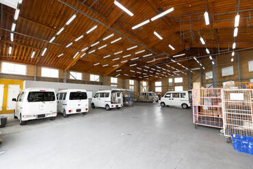 ≪トラックの誘導≫
現場の車両が駐車する際に
「車が入ります!」と
周りのスタッフに知らせて
安全を確保