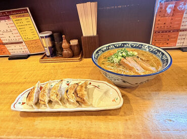 仕事終わりはまかないでほっこり一息◎
ラーメン、餃子…好きなメニューが半額に★
スタッフも美味しさのトリコに！