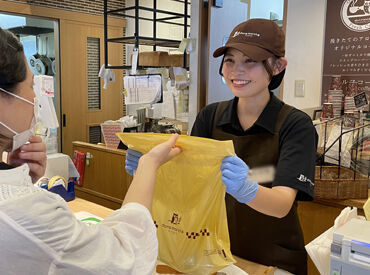 ダンマルシェ 朝霧台店 ＜パン好きは要CHECK＞
メディアで話題のパン屋さん♪
大人気のパンを社割価格でGET！
勤務後に買って帰る方も◎