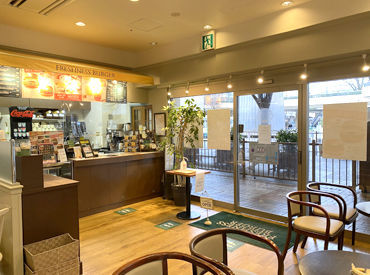 ＼最初は簡単な作業からお任せ／
初めて店頭に立つ時は先輩がそばにいます！
分からないことがあればスグに聞いてください◎