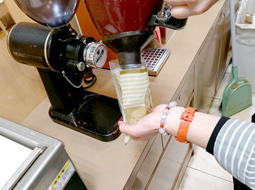 キョーワズ珈琲　佐賀玉屋店 o0◎● 未経験者歓迎 ●◎0o
コーヒーを粉にするのも、機械を使って
ボタンを押すだけなので、とっても簡単♪