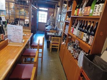 串揚げ居酒屋維心 店内はこじんまりとした広さなのでお客さんとの距離感は◎
常に社員さんも見守れる距離感なので安心できます♪