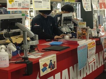 ＼フリーター&未経験者歓迎／
幅広い世代の男女活躍中!
＜週3～♪＞
＜WワークOK!＞
＜髪色・ピアスなどオシャレも◎＞