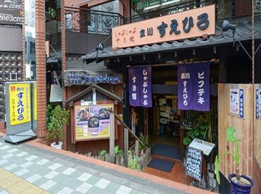 しゃぶしゃぶ・すきやき・ステーキ！
大きく書かれたのれんが目印。
店内は、お座敷中心の
落ち着いた雰囲気です。