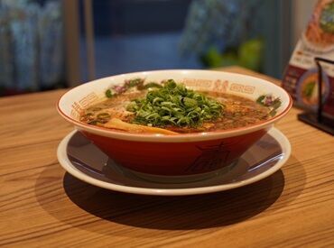 活気溢れるラーメン屋★
元気に笑顔で働きたい方、必見バイト！
身だしなみを整えていれば、
派手な染髪でも問題なし♪