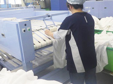 沖縄綿久寝具 名護工場 夏はクリーニングのお仕事でさっぱりと！
機械に洗濯物を投入したり、受け取ったり、畳んだり…
5～10名チームで担当制◎