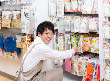 <ダイソーで働こう>
社保完備!Wワーク&副業もOK!
学生~中高年、幅広い年齢層が活躍中!
希望の働き方をご相談ください◎