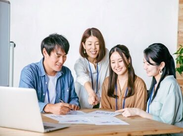事務所では音楽が流れており、
明るく楽しい気分で働けます♪
髪色・服装・ネイルなど、好きなスタイルで勤務OK！