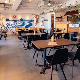 ＼ロケーション抜群♪／
鎌倉の海が一望できるテラス付きの
人気CAFEダイニング★
初バイトにもピッタリの環境です！

