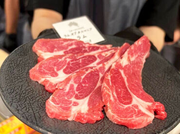 ジンギスカン羊はち　立川通り店　※2025年6月OPEN※ **－他店舗の雰囲気は？－**
当社既存店舗は
大学生や20代のスタッフが活躍中！
コミュニケーションも活発です！
