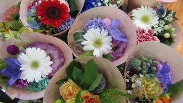 FLOWER HOUSE KANA ≪未経験・ブランクがある方も安心≫
お仕事はイチから丁寧に教えます！
現在20〜40代まで幅広い世代のスタッフ活躍中！