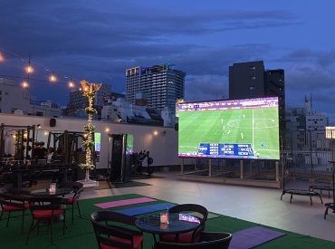 ★屋上にはこんな施設も！★
フィットネスジムや大型スクリーンを併設！
夏はビアガーデン感覚で楽しめます♪