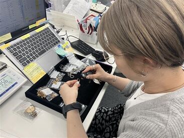 株式会社N 写真の女性のように
身だしなみはなんでもOK！
お好きな恰好でご出社ください♪
オシャレを楽しめるのも魅力ですね〇